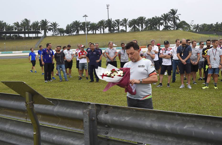 Fausto Gresini depone dei fiori davanti alla targa in memoria di Simoncelli, nel punto in cui lo sfortunato pilota  morto nel GP del 2011. Ciam-Cast